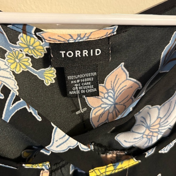 Torrid sleeveless blouse v neck strap across - Picture 2 of 3